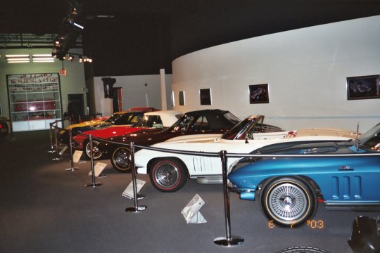 corvette_museum_04.jpg (36371 bytes)